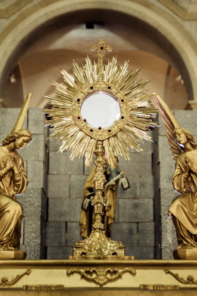 symmetrical photograph of host in gold monstrace